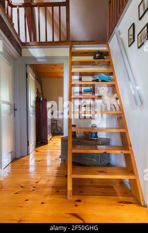 Escalier de Miller en pin menant à la chambre mansardée depuis l'étage couloir avec plancher en pin à l'intérieur d'un vieux vers 1735 Maison en pierre de champ Canadiana Banque D'Images