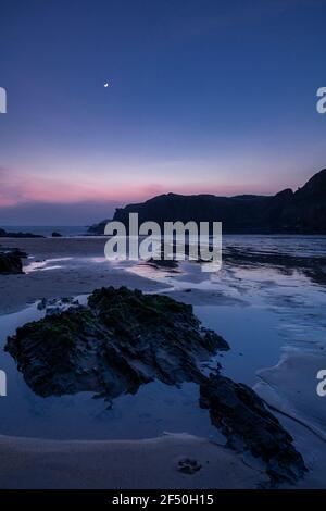 Trearddur Bay à marée basse au crépuscule, Anglesey, pays de Galles du Nord Banque D'Images