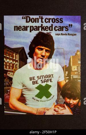 Une réplique de l'affiche sur la sécurité routière avec Kevin keegan, « ne pas traverser près des voitures parkerd », qui fait partie d'un ensemble de souvenirs de l'enfance des années 1970. Banque D'Images