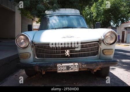 Cordoba, Argentine - janvier 2020 : vue de face de l'ancienne Peugeot 404 classique. Chariot d'époque avec logo Peugeot sur l'écran du radiateur et numéro 404 Banque D'Images