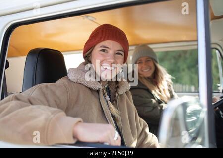 Portrait jeunes femmes heureux amis à l'intérieur de la camionnette de camping Banque D'Images