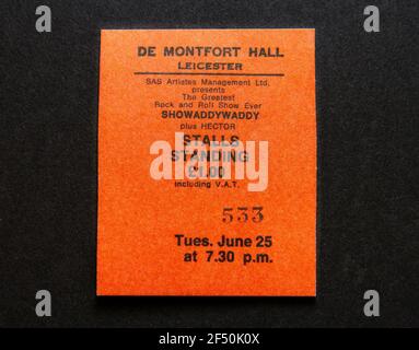 Une réplique du billet de concert pour Showaddywaddy au de Montfort Hall de Leicester le 19 décembre 1978, dans le cadre d'un pack de souvenirs de l'enfance des années 1970. Banque D'Images