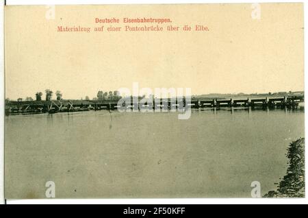 Troupes de chemin de fer allemandes - train matériel à un pont de ponton troupes de chemin de fer allemandes. Câble matériel sur un pont ponton Banque D'Images