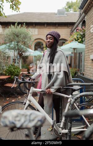 Portrait belle jeune femme en pashmina avec vélo Banque D'Images