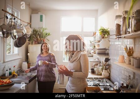La mère et la fille font des plats dans la cuisine de l'appartement Banque D'Images