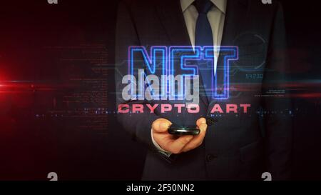 Panneau d'art cryptographique NFT, jeton non fongible d'objets de collection uniques, blockchain et symbole technologique de vente d'œuvres d'art numériques. L'homme d'affaires touche l'holologue Banque D'Images