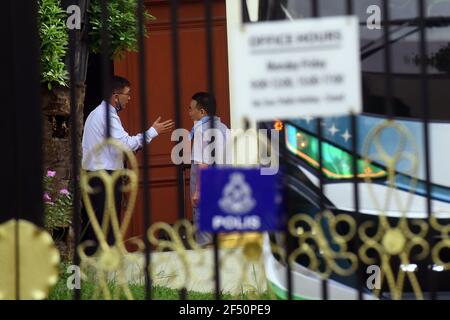 Kuala Lumpur, Malaisie. 19 mars 2021. Kim Yu-Song, conseiller nord-coréen et un membre du personnel sont vus parler à l'extérieur de l'ambassade de Corée du Nord à Kuala Lumpur.le personnel nord-coréen a quitté l'ambassade du pays à Bukit Damansara, Malaisie après que Pyongyang ait coupé les liens diplomatiques avec Kuala Lumpur pour extrader un ressortissant de la RPDC vers les États-Unis Credit: Vivian Lo/SOPA Images/ZUMA Wire/Alay Live News Banque D'Images