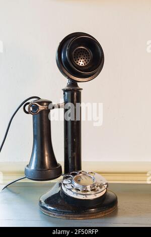 Téléphone à cadran rotatif bakélite vintage datant du XIXe siècle sur le bureau À l'intérieur d'une ancienne maison en pierre de champ Canadiana datant de 1735 Banque D'Images