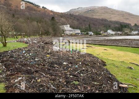 Litière marine, y compris le plastique lavé sur les rives de l'Arrochar à la tête du Loch long, Écosse, Royaume-Uni Banque D'Images