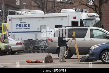 Boulder, États-Unis. 23 mars 2021. Un technicien de scène de crime prend des mesures à l'extérieur d'un magasin d'alimentation King Soopers où 10 personnes, y compris un policier, ont été tuées dans une fusillade lundi, à Boulder, Colorado, le mardi 23 mars, 2021. La police a déclaré qu'un suspect, identifié comme Ahmad Al Aliwi Alissa, était en garde à vue et inculpé de 10 chefs d'accusation de meurtre au premier degré. Photo de Bob Strong/UPI crédit: UPI/Alay Live News Banque D'Images