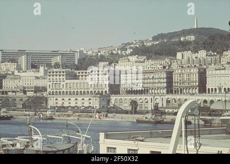 Photos de voyage Algérie. Alger. Port. Vue depuis le navire à passagers jusqu'à la ville. Vue avec l'hôtel et le casino 'Aletti' sur le boulevard Zirout Youcef Banque D'Images