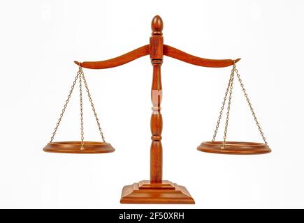 Photo horizontale des échelles de justice sur fond blanc. Banque D'Images