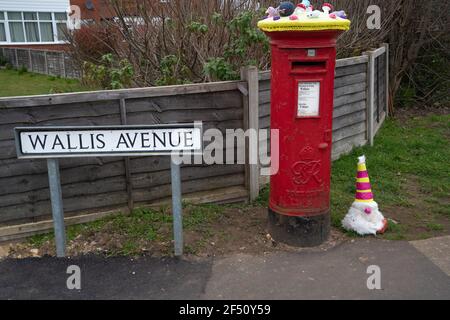 Rouge, boîte postale, boîte postale, crochetée, Royal Mail, Chapeaux en laine, housses, tricotés à la main, boîtes à colonnes, Lincoln City, Créatures marines, lapins de Pâques, fleurs. Banque D'Images
