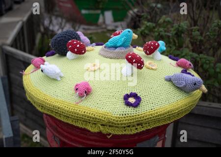 Rouge, boîte postale, boîte postale, crochetée, Royal Mail, Chapeaux en laine, housses, tricotés à la main, boîtes à colonnes, Lincoln City, Créatures marines, lapins de Pâques, fleurs. Banque D'Images