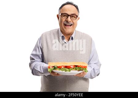 Homme mûr affamé tenant une plaque avec un sandwich isolé sur fond blanc Banque D'Images