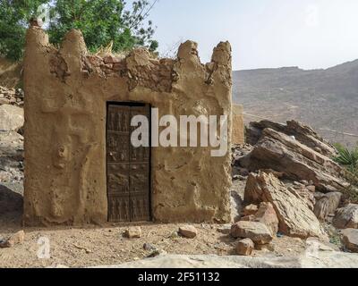 Une maison traditionnelle Dogon avec une porte finement sculptée à Sangha, un joli village Dogon Banque D'Images