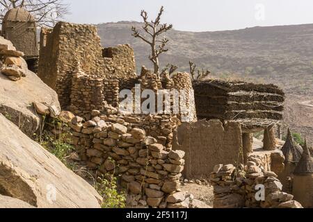 Les Greniers de chaume dans un village Dogon partiellement abandonnée sur la falaise de Bandiagara au Mali Banque D'Images