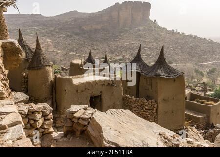 Les Greniers de chaume dans un village Dogon partiellement abandonnée sur la falaise de Bandiagara au Mali Banque D'Images