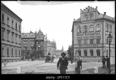 Doublage. Bahnhofstraße avec Hotel Kronprinz et voitures à cheval Banque D'Images