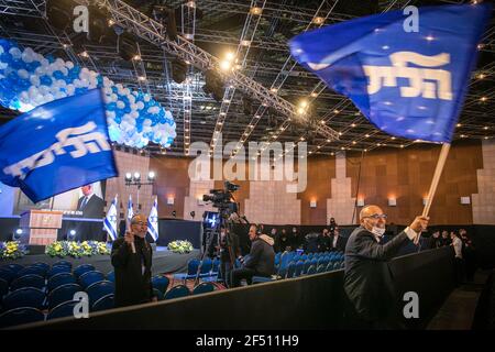 Jérusalem, Israël. 23 mars 2021. Les partisans du Premier ministre israélien Benjamin Netanyahu réagissent à la suite des premiers viviers de sortie des élections parlementaires israéliennes. Credit: Noam Moskowitz/dpa/Alay Live News Banque D'Images