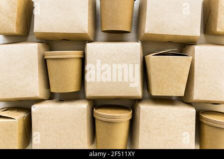Pose à plat de papier kraft ou de carton sur un fond en bois Banque D'Images