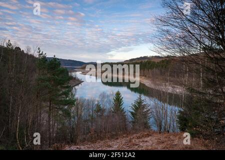 Image panoramique du réservoir d'eau de Dhunn au lever du soleil, Bergisches Land, Allemagne Banque D'Images