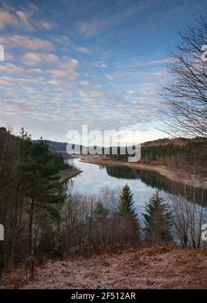 Image panoramique du réservoir d'eau de Dhunn au lever du soleil, Bergisches Land, Allemagne Banque D'Images