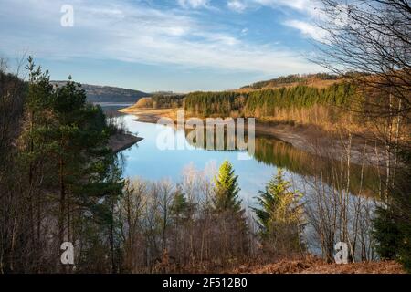 Image panoramique du réservoir d'eau de Dhunn au lever du soleil, Bergisches Land, Allemagne Banque D'Images