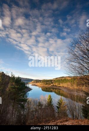 Image panoramique du réservoir d'eau de Dhunn au lever du soleil, Bergisches Land, Allemagne Banque D'Images