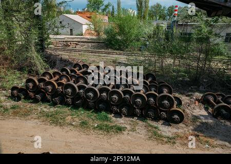 Vieilles roues rouillées dans l'usine abandonnée. Banque D'Images