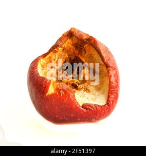 Gros mordu rouge et pomme pourrie isolée sur fond blanc. Banque D'Images