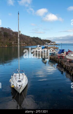 Un yacht amarré à Aberdour Harbour, Fife, Écosse. Banque D'Images