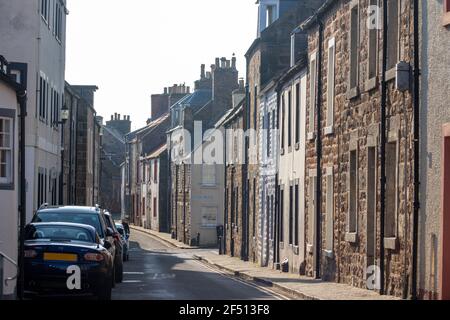 Une rue étroite dans le village côtier de Cellardyke , Fife, Écosse. Banque D'Images
