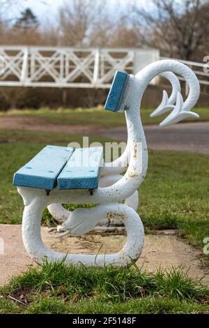 Un gros plan d'un banc le long de la rivière tyne à Haddington qui est formé dans la forme d'un cygne. Banque D'Images