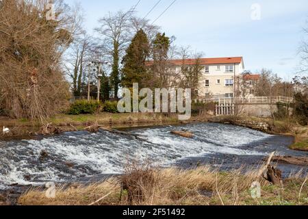 Un déversoir le long de la rivière Tyne à Haddington, Lothian est, Écosse. Banque D'Images