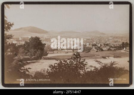 Bohemian Kamnitz (Ceska Kamenice, République tchèque). Vue sur les prés de la maison de tir et la ville contre Schloßberg et Sattelberg. Photographie de Hermann Krone (Cabinet : papier albumine avec lettrage négatif, des deux côtés avec du papier marron laminé avec bords dorés) Banque D'Images