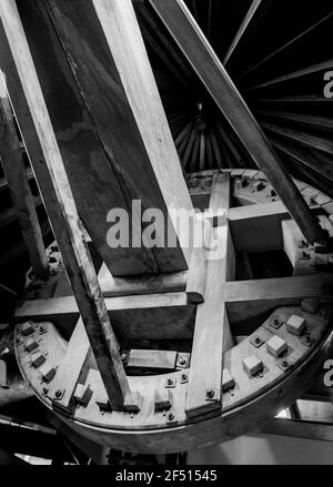 Détail des engrenages en bois du mécanisme d'un ancien moulin à vent Banque D'Images