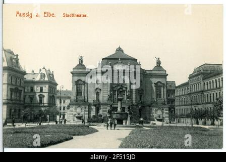 Stadttheater Aussig. Stadttheater (1908-1909; Alexander Graf) et Elbebrunnen (1912, Selmar Werner) Banque D'Images