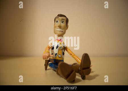 Avola, Sicile - 21 mars 2021 : gros plan de Woody du film d'action populaire Toy Story, assis sur une table en bois et souriant. Banque D'Images