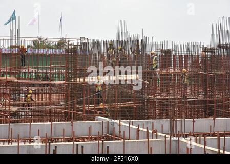 Yaoundé. 23 mars 2021. Photo prise le 23 mars 2021 montre le chantier de construction du nouveau bâtiment de l'Assemblée nationale à Yaoundé, Cameroun. Mardi, deux hauts fonctionnaires du Cameroun ont effectué une visite d'inspection sur le site du nouveau bâtiment de l'Assemblée nationale du pays, projet financé par la Chine. Selon les responsables, le projet de construction comprend un hémicycle de 400 places et un bâtiment de 14 étages. Crédit: Jean Pierre Kepseu/Xinhua/Alay Live News Banque D'Images