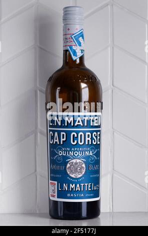 Bouteille de L.N. Le Mattei Cap Corse est un vin blanc apéritif, un vin Corse à déguster avant le dîner, à base de Muscat et de Vermentinu, infusé avec de l'écorce de quinquina et Banque D'Images