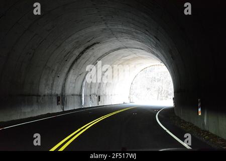 À l'intérieur d'un des tunnels de montagne le long de la Blue Ridge Parkway, à l'extérieur d'Asheville, en Caroline du Nord. Banque D'Images