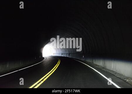 À l'intérieur d'un des tunnels de montagne le long de la Blue Ridge Parkway, à l'extérieur d'Asheville, en Caroline du Nord. Banque D'Images