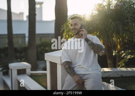 Beau homme européen parlant au téléphone et riant Banque D'Images