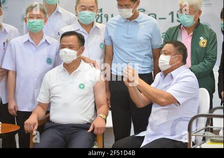 Bangkok, Thaïlande. 23 mars 2021. Le vice-Premier ministre thaïlandais et ministre de la Santé publique, Anutine Charnvirakul (L, Front), se prépare à recevoir son deuxième cliché du vaccin COVID-19 mis au point par le Sinovac de la Chine à Bangkok, en Thaïlande, le 23 mars 2021. Le vice-premier ministre a été le premier thaïlandais à recevoir le jab le 28 février alors que le pays d'Asie du Sud-est a commencé à déployer le programme de vaccination COVID-19. Credit: Rachen Sageamsak/Xinhua/Alay Live News Banque D'Images