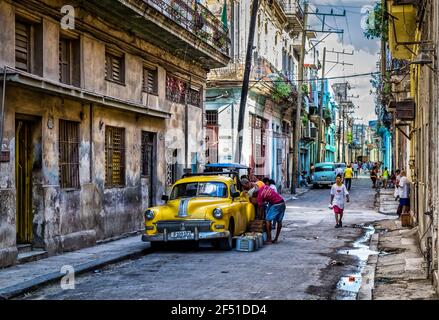 La Havane, Cuba, juillet 2019, scène urbaine par la rue Jesus Maria dans la partie la plus ancienne de la ville Banque D'Images