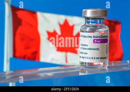 Montréal, CA - 23 mars 2021 : flacon du vaccin AstraZeneca Covid-19 devant un drapeau canadien Banque D'Images
