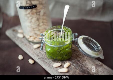 Gros plan de la sauce au pesto sans gluten, végétalienne et maison dans un pot en verre. Banque D'Images