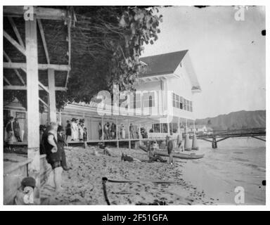 Honolulu-Waikiki, États-Unis. Des cours de bains sur la plage de l'hôtel Moana, en arrière-plan les contreforts de la tête de diamant Banque D'Images