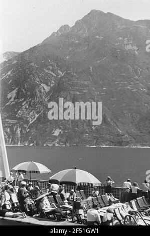 Photos de voyage Grèce. Vue sur la terrasse d'un navire à passagers (probablement le Milwaukee) jusqu'à la côte Banque D'Images